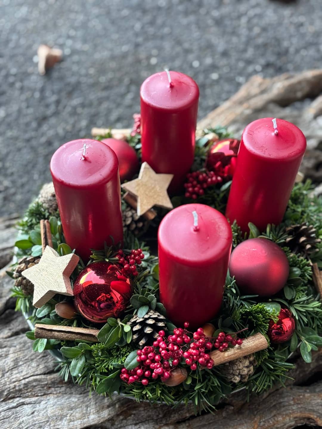 advent-kranz-dekoration-kerzen-rot