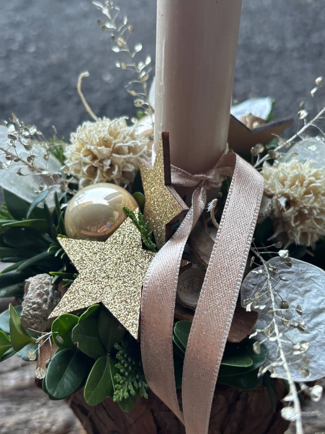 dekoration-weihnacht-kerze-kugel-stern-schleife